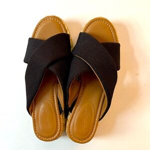 Universal Thread Black and Tan Sandals, Size 9.5